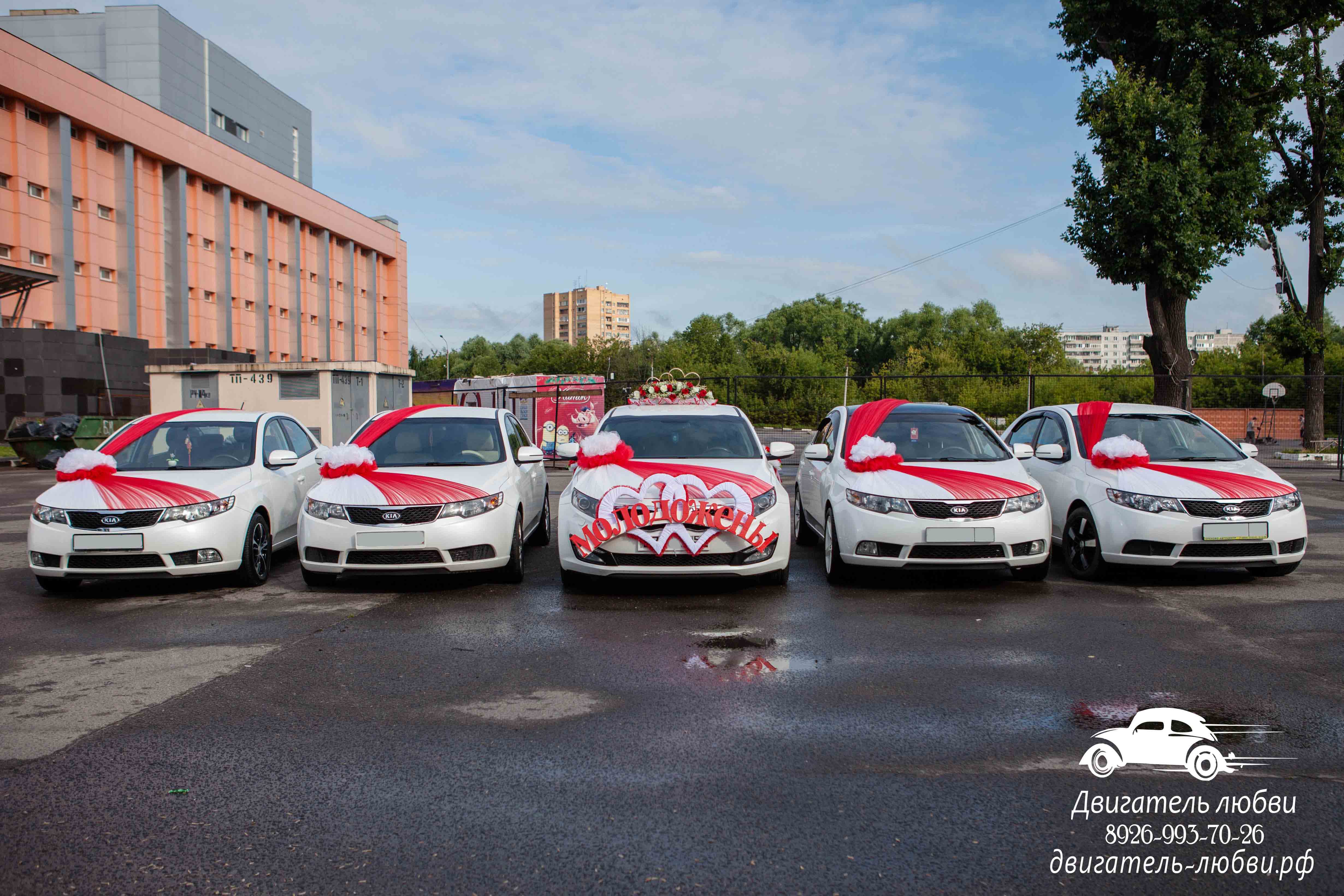 Красивый свадебный кортеж из легковых автомобилей в красно-белом цвете |  Двигатель любви